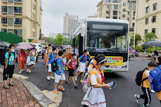 新余公交：開(kāi)學(xué)季 校園直通車進(jìn)小區(qū)