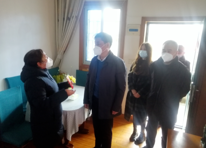 陳皓冒雨走訪慰問市勞模、退休長運(yùn)老職工萬正梅