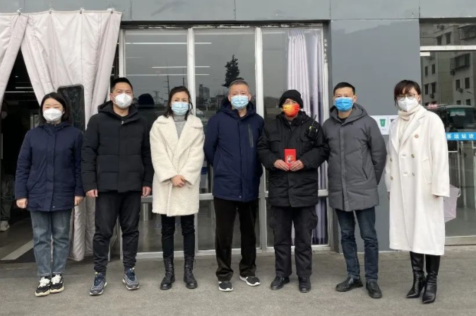 張小平、戴豪贛、黃俊、劉志堅慰問困難職工