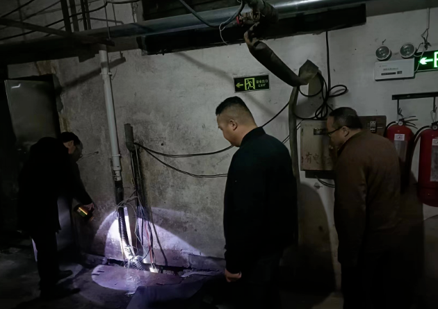 長運(yùn)物業(yè)  商城分公司檢查抽水泵，保障雨季安全