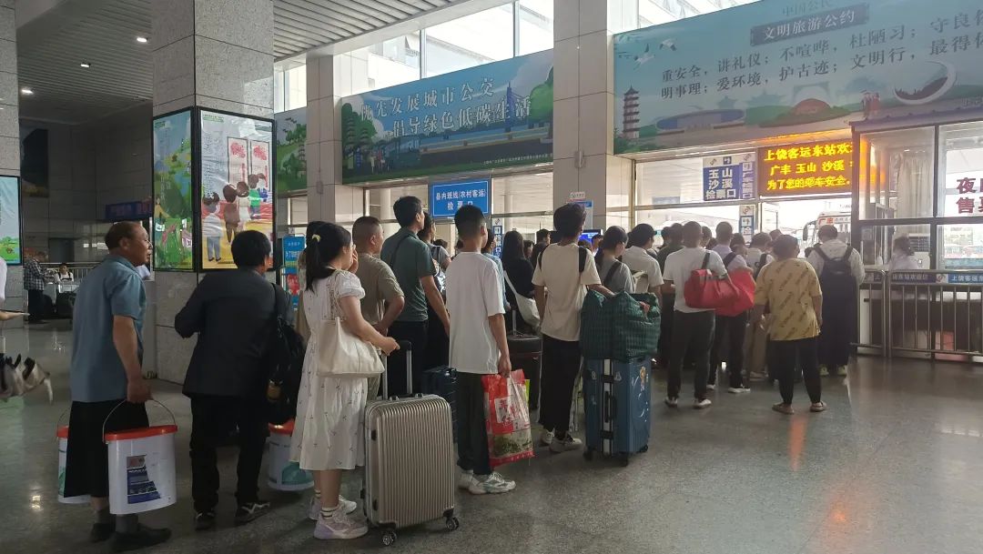 上饒汽運 東站片區(qū)多措并舉應對客流小高峰