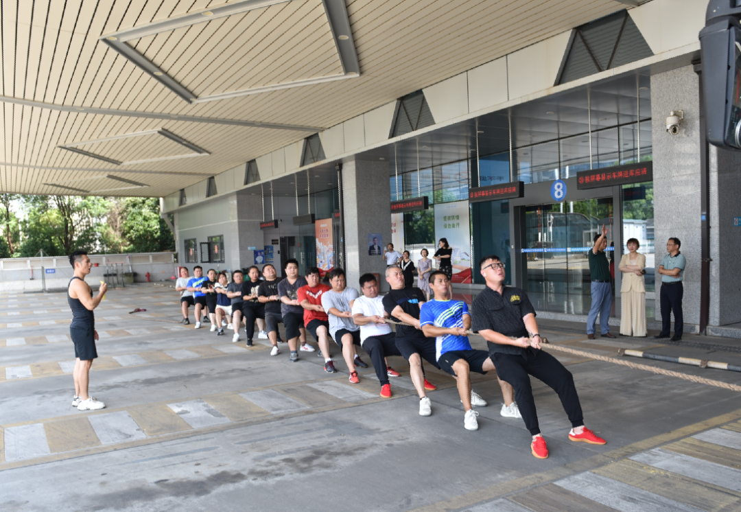 劉志堅(jiān)、占梁一行看望慰問南昌交投集團(tuán)拔河隊(duì)