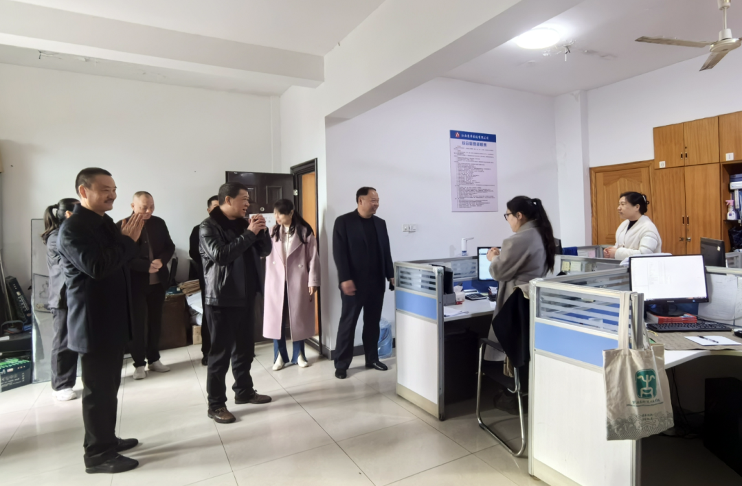 鷹潭公司:?新春上班首日 慰問干部職工